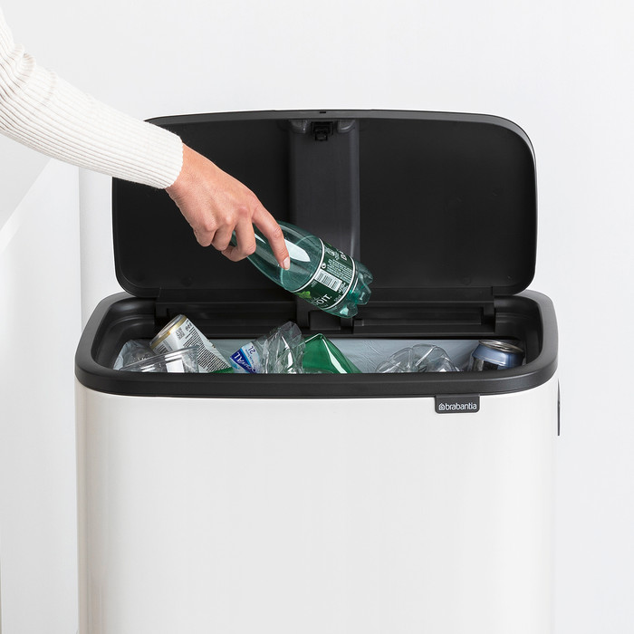 Brabantia Bo Touch Bin Hi Prullenbak - 60 l - wit product in gebruik
