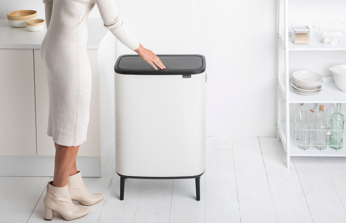 Brabantia Bo Touch Bin Hi Prullenbak - 60 l - wit product in gebruik