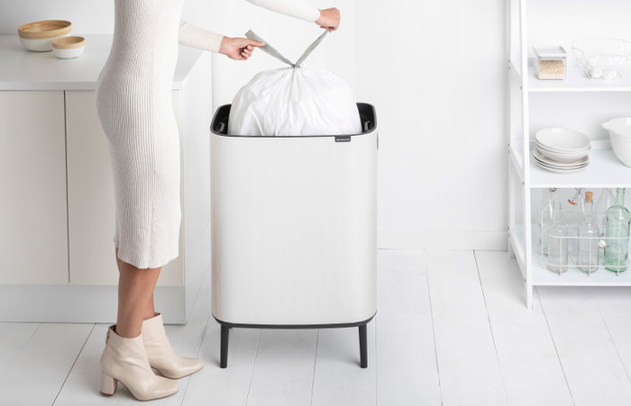 Brabantia Bo Touch Bin Hi Prullenbak - 60 l - wit product in gebruik