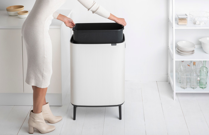 Brabantia Bo Touch Bin Hi Prullenbak - 60 l - wit product in gebruik