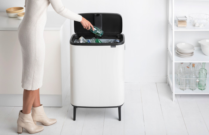 Brabantia Bo Touch Bin Hi Prullenbak - 60 l - wit product in gebruik