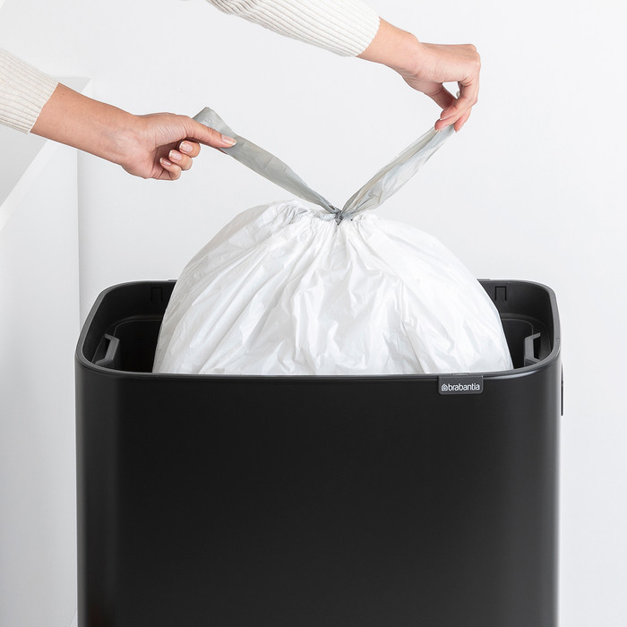 Brabantia Bo Touch Bin Hi Prullenbak 60 liter Mat Zwart product in gebruik