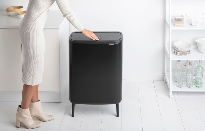 Brabantia Bo Touch Bin Hi Prullenbak 60 liter Mat Zwart product in gebruik