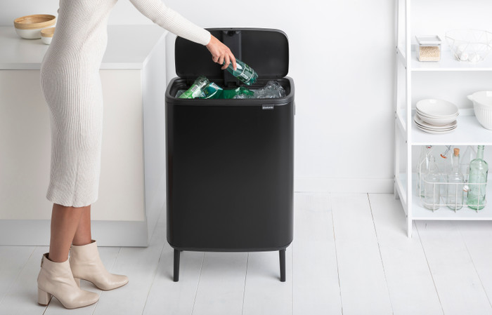 Brabantia Bo Touch Bin Hi Prullenbak 60 liter Mat Zwart product in gebruik