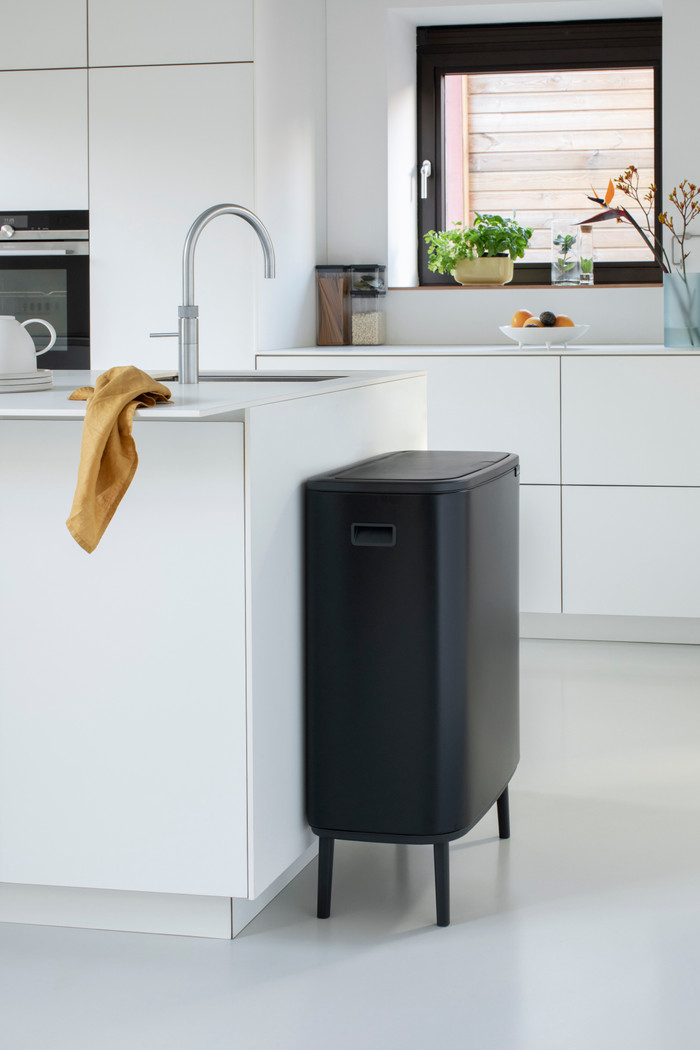Brabantia Bo Touch Bin Hi Prullenbak 60 liter Mat Zwart product in gebruik