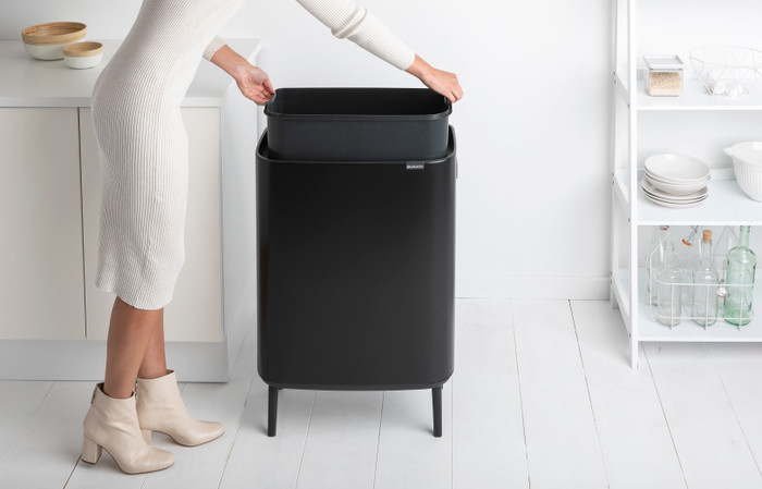 Brabantia Bo Touch Bin Hi Prullenbak 60 liter Mat Zwart product in gebruik