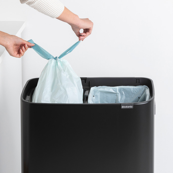 Brabantia Bo Touch Bin Hi afvalemmer 2 x 30 liter Matt Black product in gebruik
