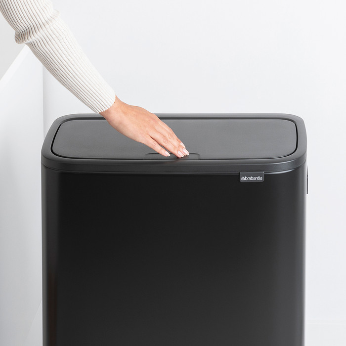 Brabantia Bo Touch Bin Hi afvalemmer 2 x 30 liter Matt Black product in gebruik