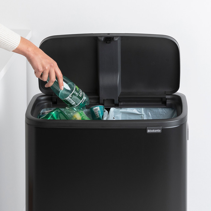Brabantia Bo Touch Bin Hi afvalemmer 2 x 30 liter Matt Black product in gebruik