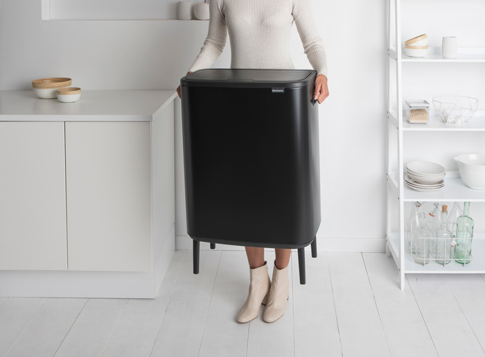 Brabantia Bo Touch Bin Hi afvalemmer 2 x 30 liter Matt Black product in gebruik