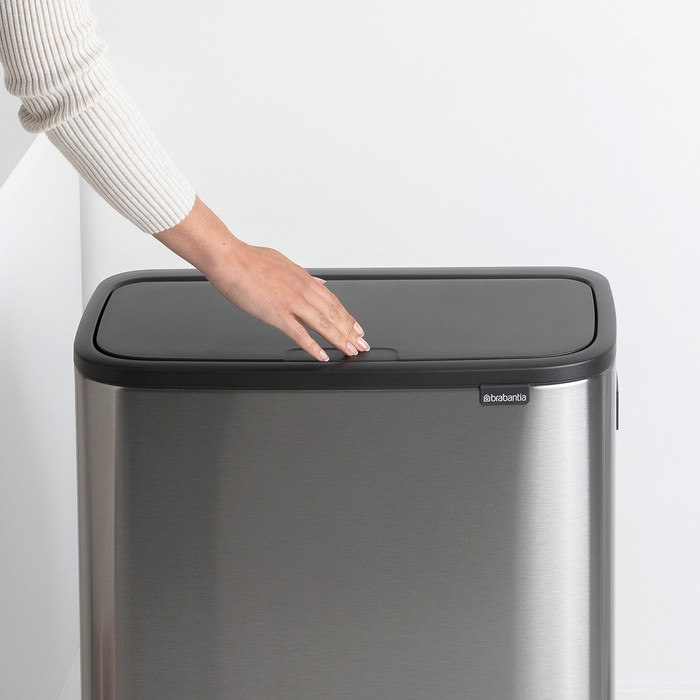 Brabantia Bo Touch Bin Hi afvalemmer 2 x 30 liter Matt Steel Fingerprint Proof product in gebruik
