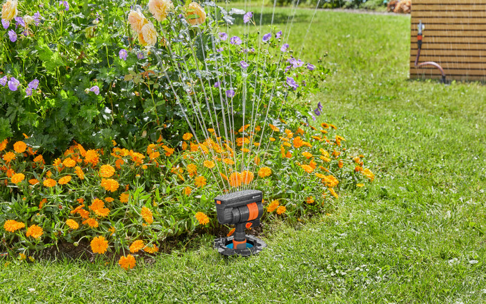 Gardena Pipeline Starter Set + Oscillating Sprinkler product in use