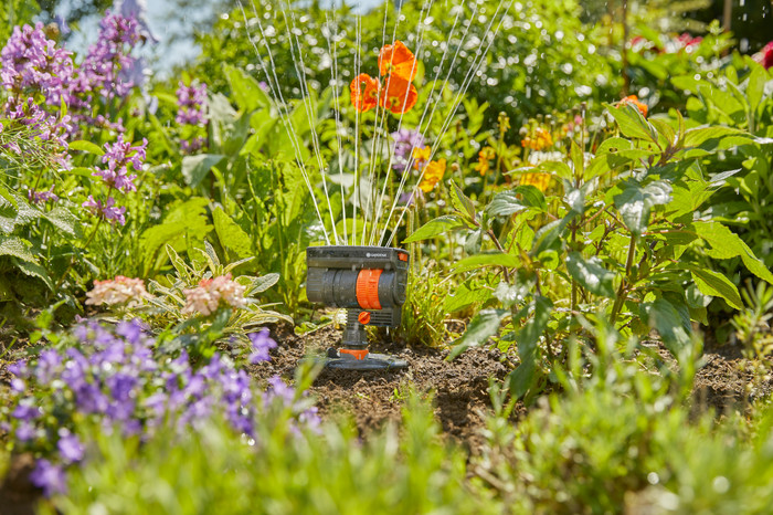 Gardena Pipeline complete set oscillating sprinkler product in use