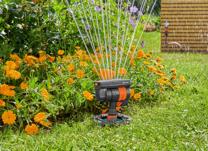 Gardena Pipeline complete set oscillating sprinkler product in use