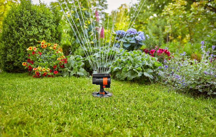 Gardena Pipeline complete set oscillating sprinkler product in use