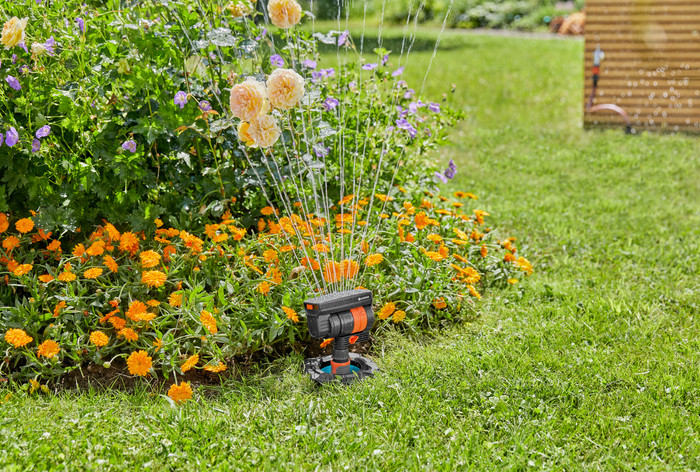 Gardena Pipeline complete set oscillating sprinkler product in use