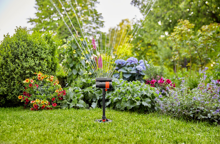 Gardena Pipeline complete set oscillating sprinkler product in use