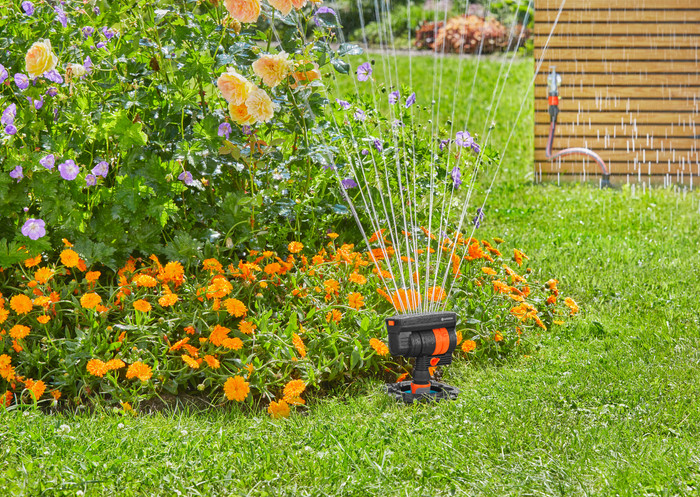 Gardena Pipeline complete set oscillating sprinkler product in use