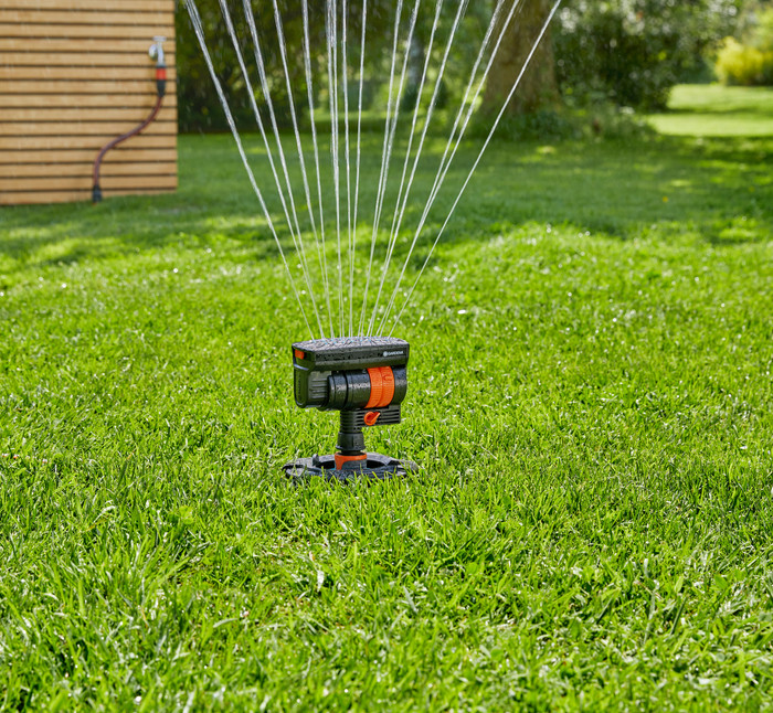 Gardena Pipeline complete set oscillating sprinkler product in use