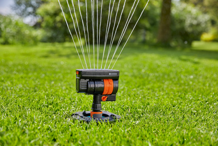 Gardena Pipeline complete set oscillating sprinkler product in use