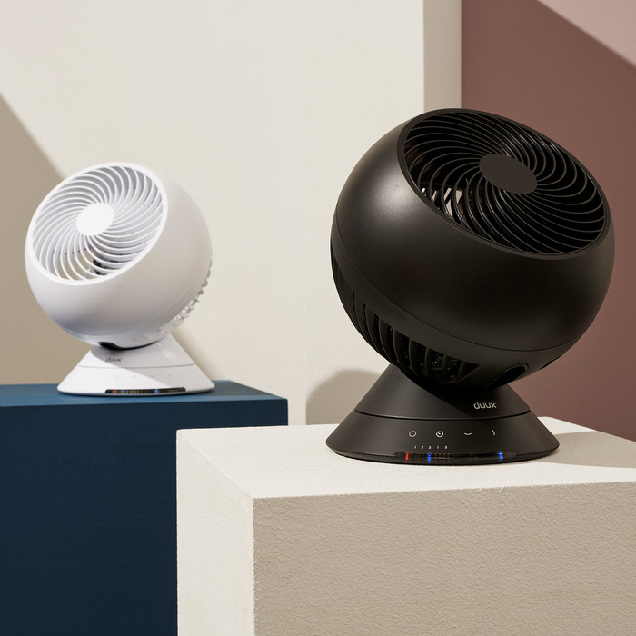Duux Globe Desktop Zwart product in gebruik