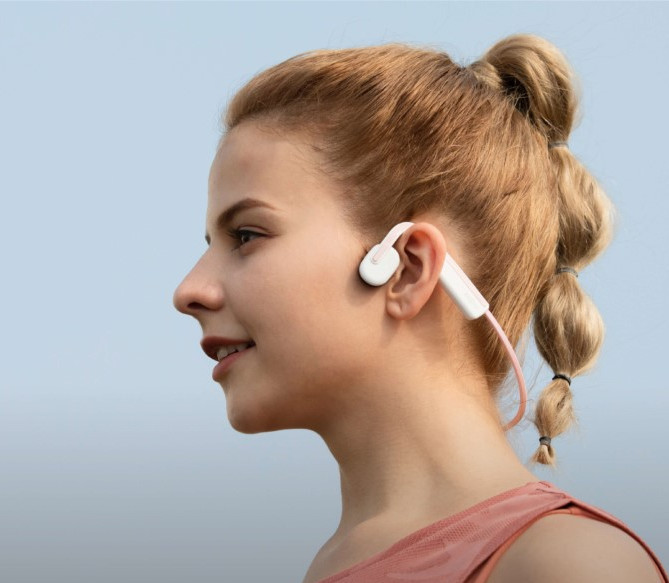 Shokz OpenMove Roze product in gebruik