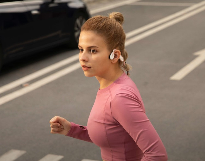 Shokz OpenMove Roze product in gebruik