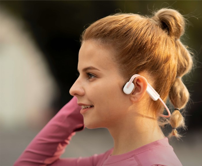 Shokz OpenMove Roze product in gebruik