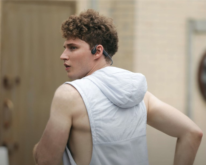 Shokz OpenMove Grijs product in gebruik