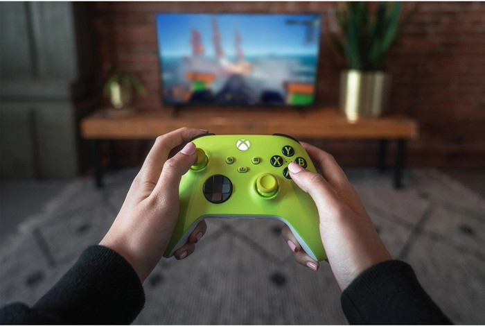 Microsoft Xbox Series X und S Wireless Controller Electric Volt Gelb, Grün produkt in gebrauch