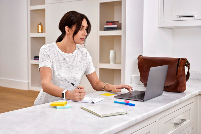 Garmin Vivosmart 5 White S/M product in use