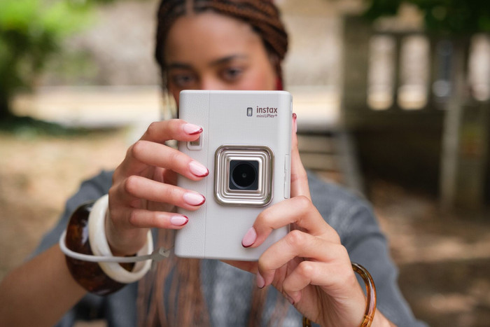 Fujifilm Instax Mini LiPlay+ Sand Beige product in gebruik