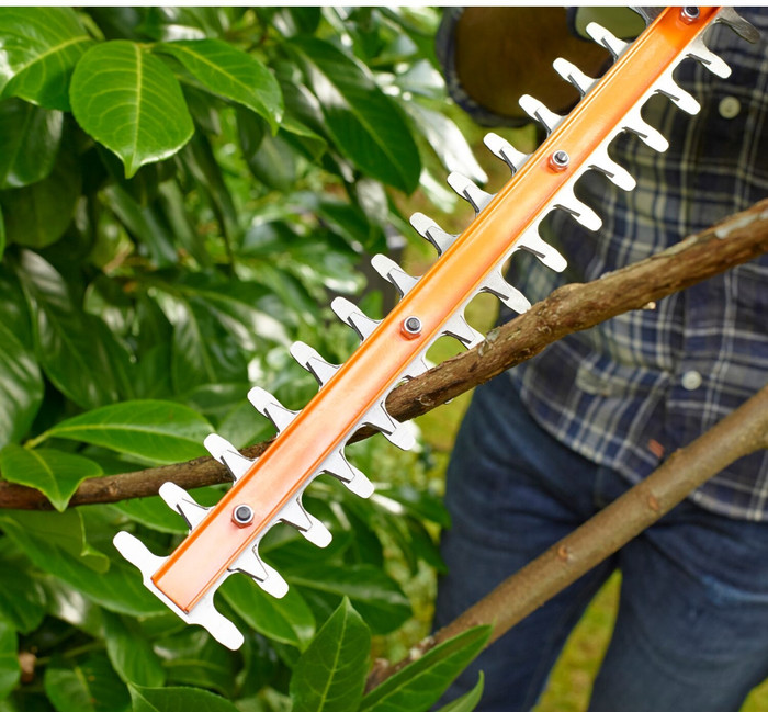 BLACK+DECKER BEHT201-QS product in use