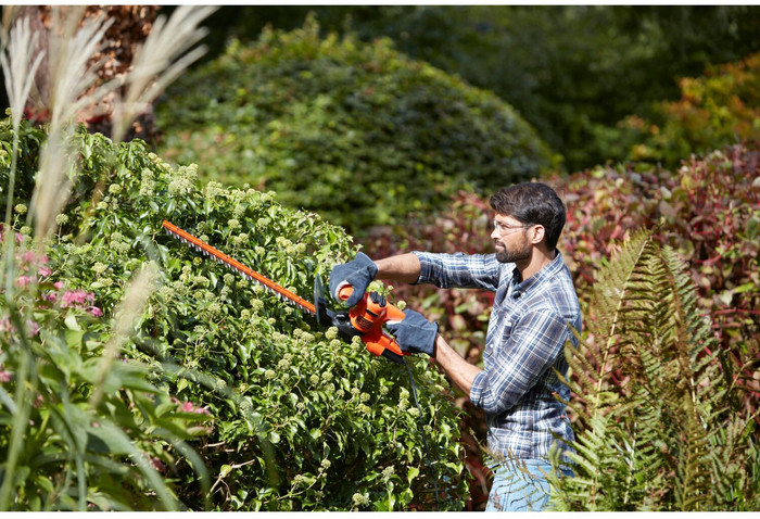 BLACK+DECKER BEHT201-QS product in use