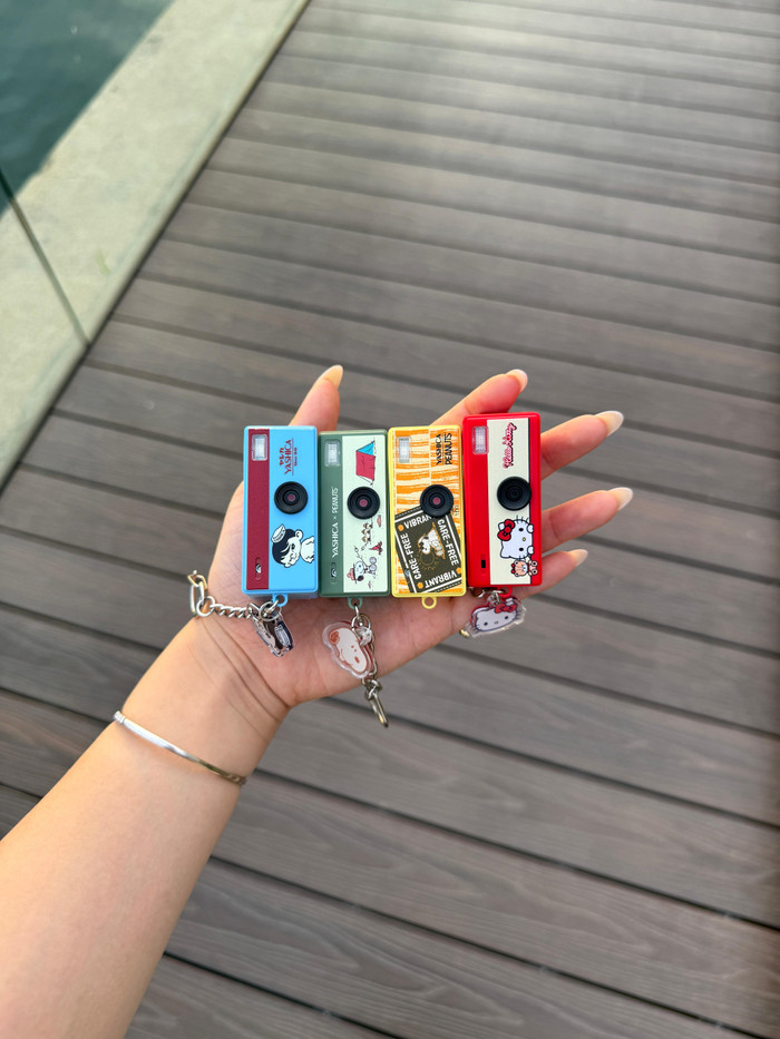 Yashica Funtastic Keychain Camera Hello Kitty product in gebruik