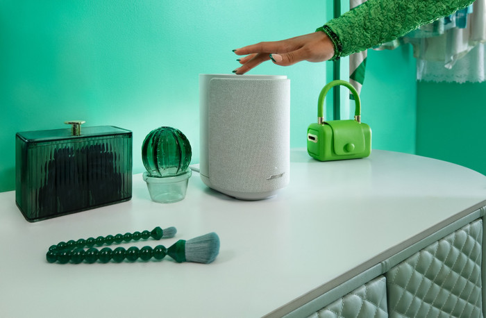 Bose Lifestyle Ultra Speaker White product in use
