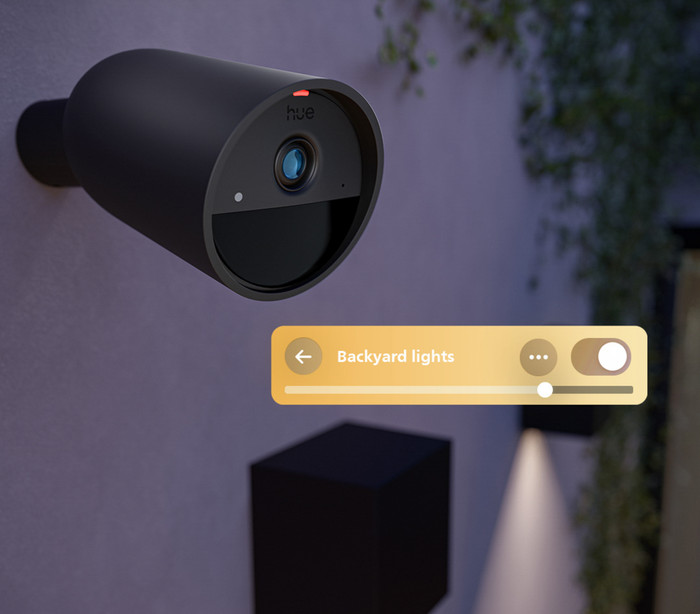 Philips Hue Secure Beveiligingscamera met batterij 2K Zwart product in gebruik