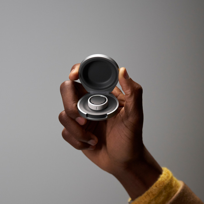 Oura Ring 4 Wireless Charging Case Size 8 product in use