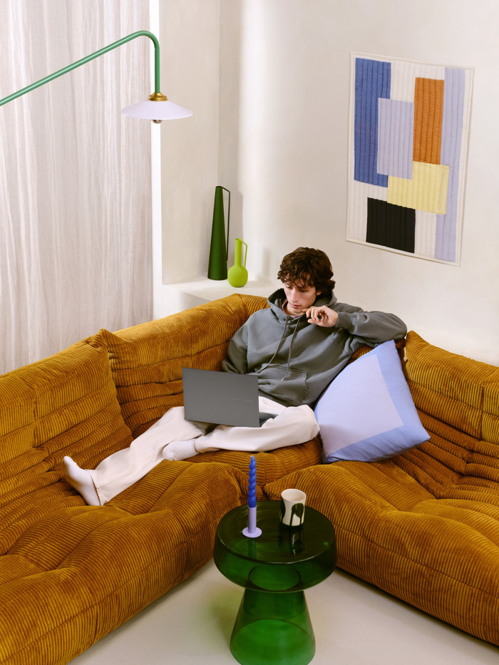 ASUS Vivobook S16 OLED Copilot+ PC M3607GA-SH004W product in gebruik