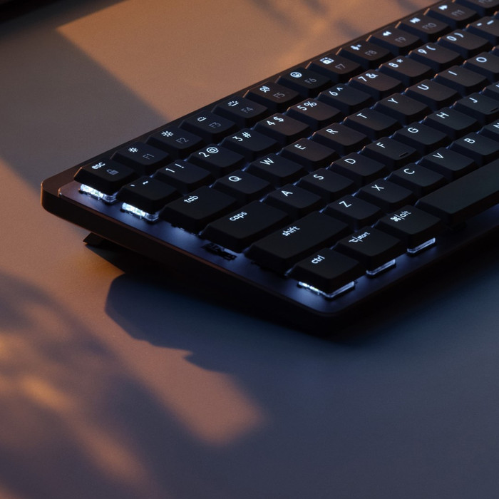 Logitech MX Mechanical Mini Wireless Keyboard AZERTY + Logitech MX Master 3S product in use