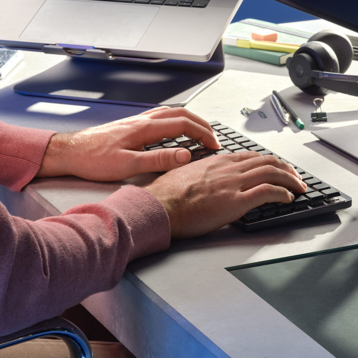 Logitech MX Mechanical Mini Wireless Keyboard AZERTY + Logitech MX Master 3S product in use