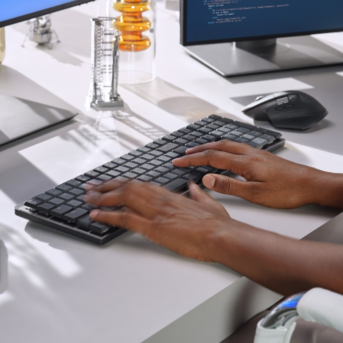 Logitech MX Mechanical Wireless Keyboard AZERTY + Logitech MX Master 3S product in use