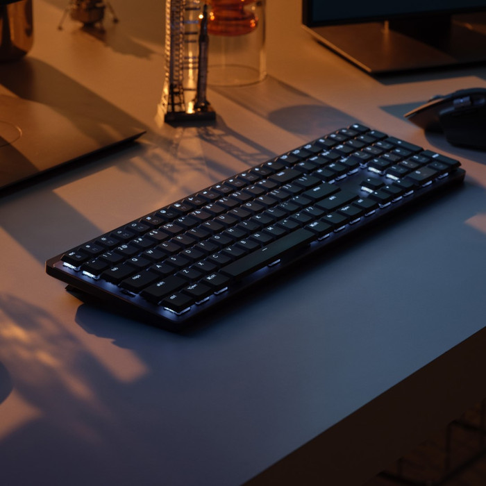 Logitech MX Mechanical Wireless Keyboard AZERTY + Logitech MX Master 3S product in use
