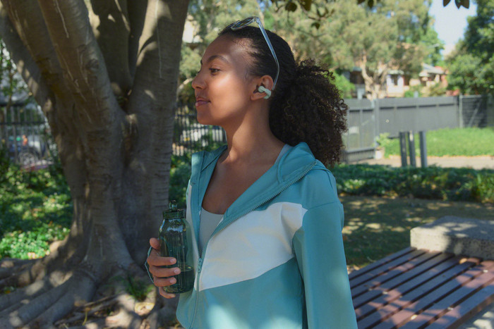 Sony Linkbuds Clip Groen product in gebruik