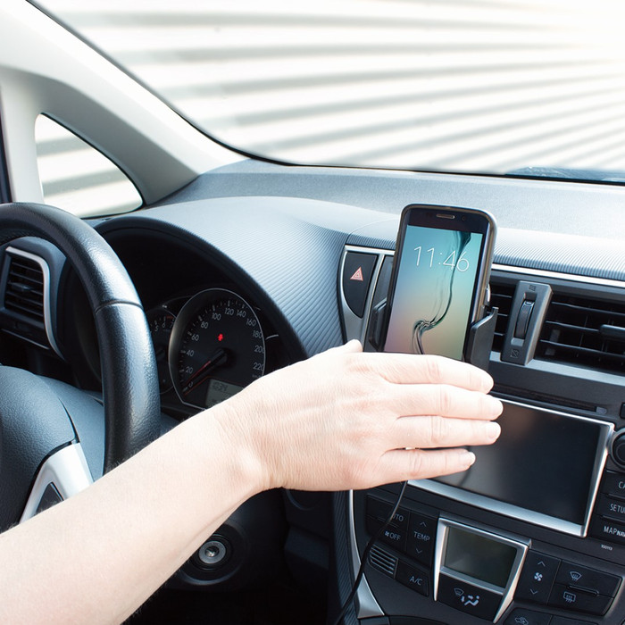 ACT Telefoonhouder Auto Luchtrooster/Dashboard met Draadloos Opladen + Oplader 18W product in gebruik