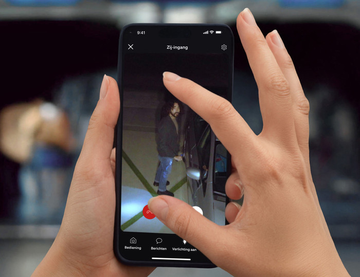 Ring Floodlight Camera 2e Generatie Wit product in gebruik