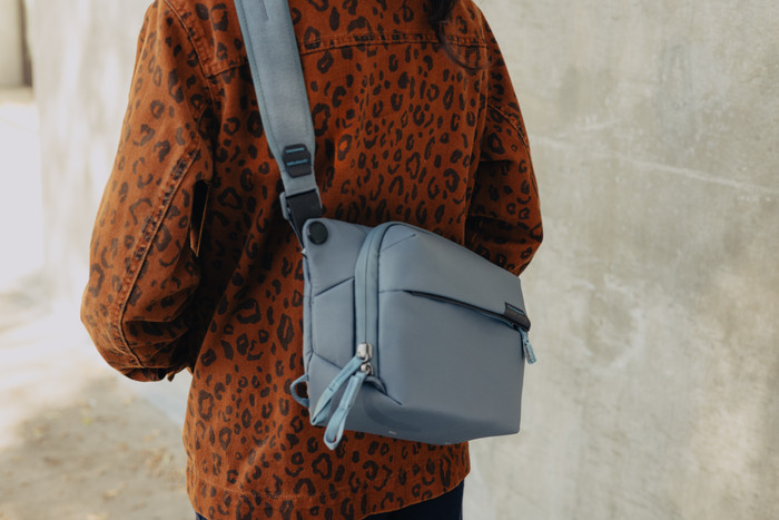 Peak Design Everyday Sling 3L Ocean product in gebruik