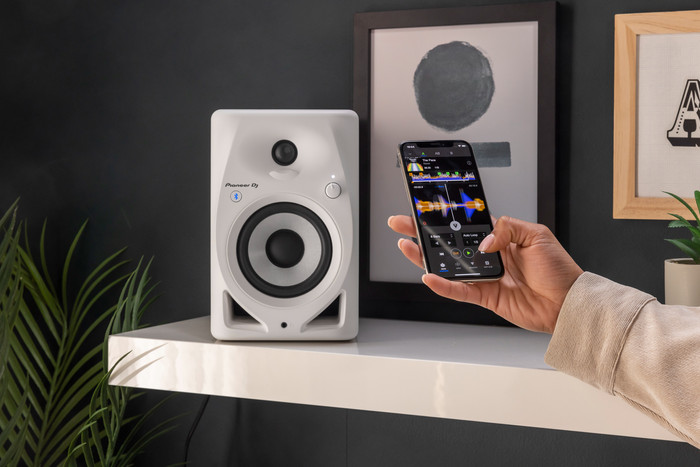 Pioneer DJ DM-40D-BT Wit product in gebruik