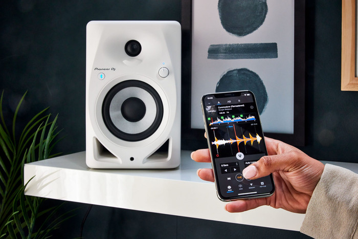Pioneer DJ DM-40D-BT Wit product in gebruik