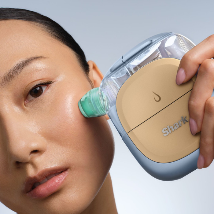 Shark FacialPro Glow + DePuffi FH320EU Blauw product in gebruik
